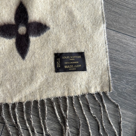 Louis Vuitton Cashmere Monogram Reykjavik Scarf - Picture 5 of 7